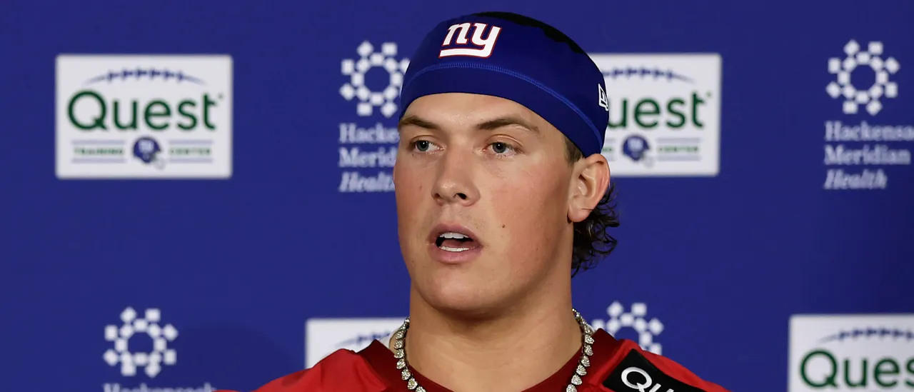 Giants Hold Team Meeting After QB Introduces Trump at Rally