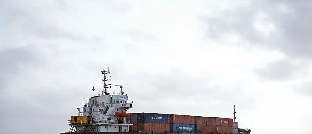 US-Iran War Reignites After Month of Calm, Strikes Trade