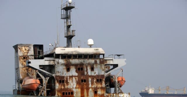 Oil Tops $100 Amid Iran War, Fueling Trump's Midterm Gas Price Problem