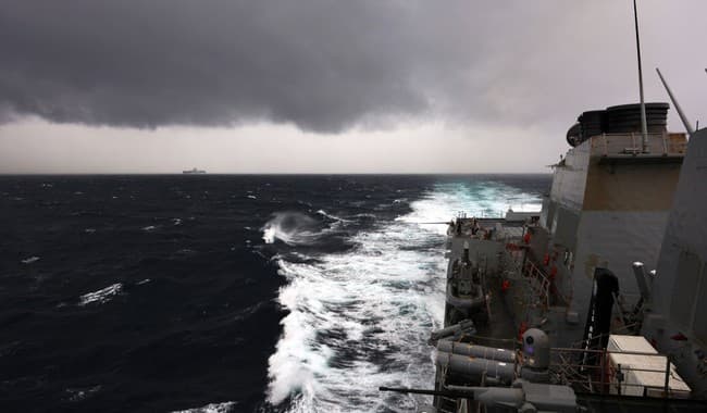 US Warships Cross Strait of Hormuz Without Iran's Permission
